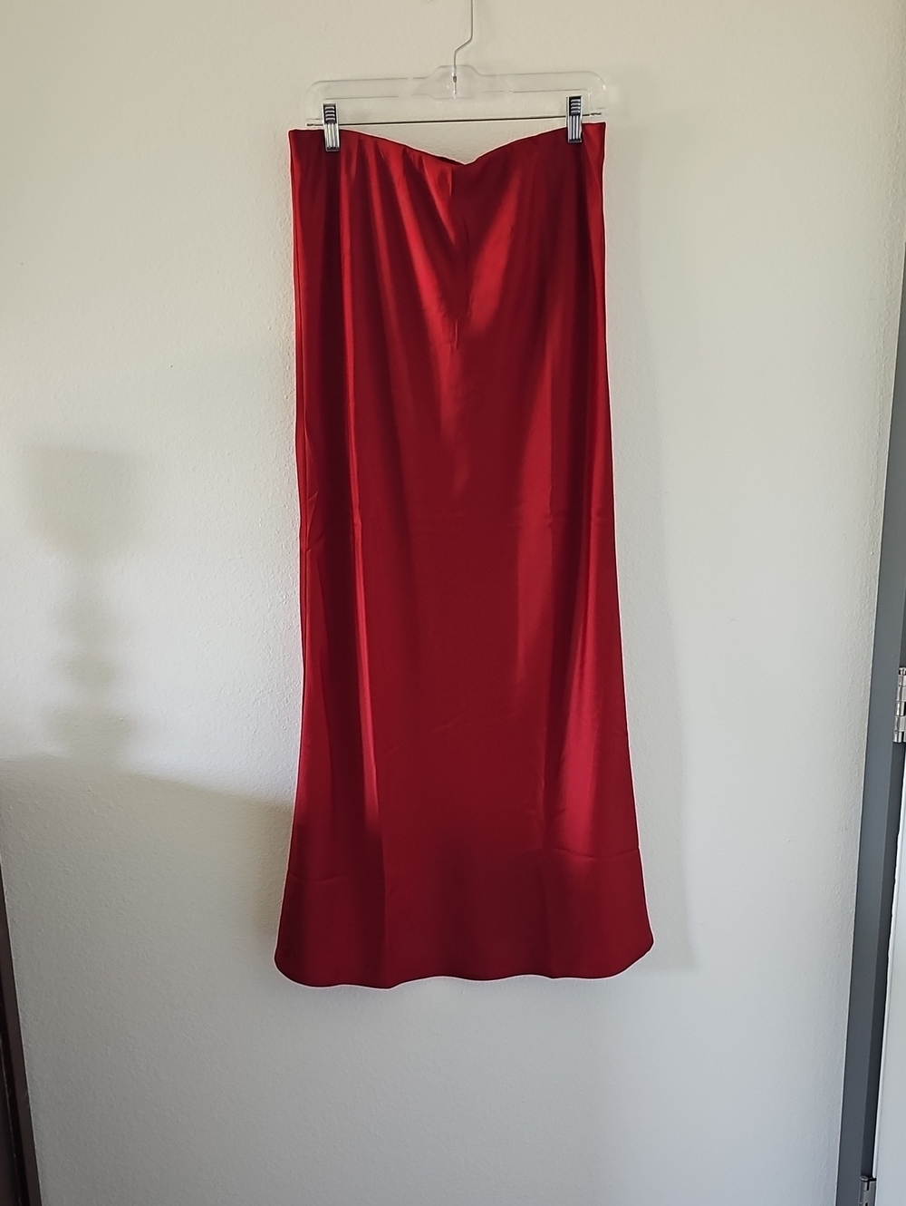 ●●FASHION NOVA RED SATIN MAXI SKIRT NWT SIZE XL●●